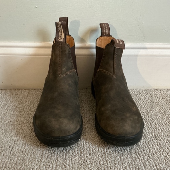 Women's Classics #585, Chelsea Boots, 7 US Women (4 AU/UK) - Picture 2 of 3